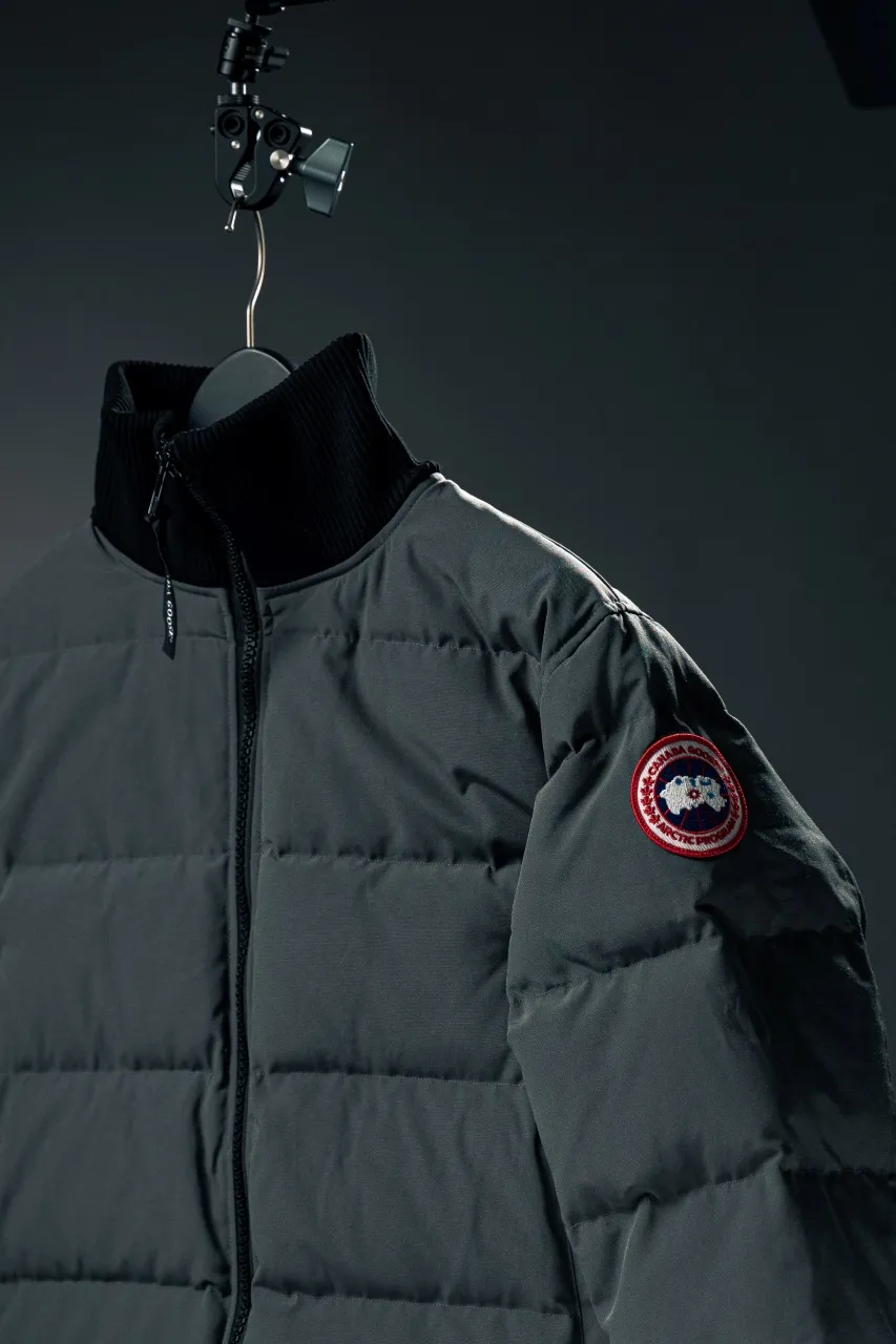 P820 official website synchronizes the top Canada Goose CANADA. GOOSE 42 models ❣️❣️❣️ The new expedition goose limited edition comes from the top domestic development team. It is currently the highest version on the market and in the country (there is no one). You can compare it at will. The top version exclusively for purchase must be high-quality. If there is a better product than mine, the clothes will be given to you. Analysis of the new expedition limited edition: (Trademark): For the chest LOGO, we use exclusively custom-dyed embroidery thread. The imported Behringer embroidery machine truly achieves 100% reproduction and is guaranteed to be completely consistent with ZP. The embroidery thread has zero color difference, the maple leaves are full and clear, and the details are perfect. Different from the crooked and fuzzy embroidery on the market, I honestly don’t know what kind of machine can embroider like this! A fake look! (We can guarantee that no one of our peers is more attentive and professional than us!) (Fabric): The new expedition model is made of exclusive high-end fabrics, abandoning the old expedition 21-count all-round fabric! The front piece is made of 18-count glue, and the back piece (sleeves) is made of a unique combination of pongee wool plaid, which restores the taste that ZP should have. It ensures the comfort and fit of the upper body while ensuring the 5-level cold protection index. It achieves the comfort of the fabric covering the mouth and the 5-level cold protection index of the old Expedition. The difference between market products can be seen at a glance. Cheap fabrics can be used to make sexy underwear, but forget about making down jackets! I really can’t do it without buying the original version and dismantling it! (Accessories): Spend a lot of money to develop private model customization, no matter the cost, as long as every detail is perfect! The original 1:1 mine buckle, the thorns on each buckle are very obvious! It took me 2 months to find the imported cuff ribbing. It is comfortable, warm and feels great! The original one-to-one molded landmine buckle/comma buckle/zipper embryo/four-button buckle/, washed label/dyed cuff thread/are all made with great care! It’s so different from the summer sock-like cuffs on the market that I can’t stand it! What is this! Different from the cheap male models used in the market! It looks too cheap, no contrast means no harm! Size: S-XXL